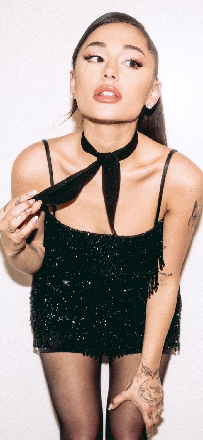 Ariana Grande waiting for your load π₯°π€ #3zv4D0E4
