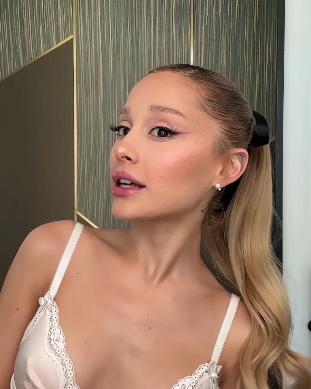 Ariana Grande waiting for your load π₯°π€ #G8Hn3IIn