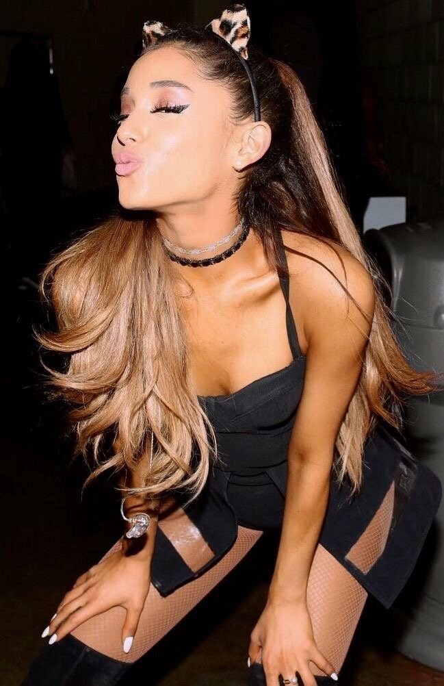 Ariana Grande waiting for your load π₯°π€ #LkHMm2bc