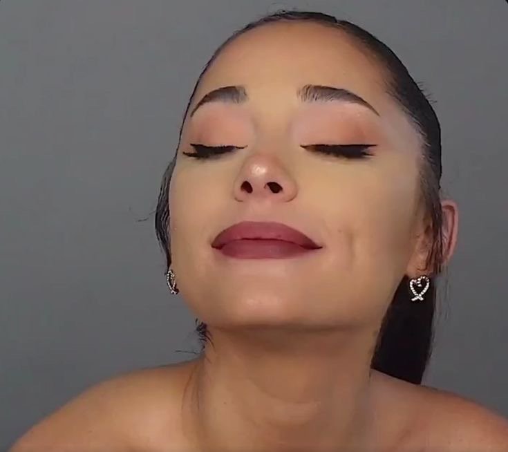 Ariana Grande waiting for your load π₯°π€ #MBUqCvjI