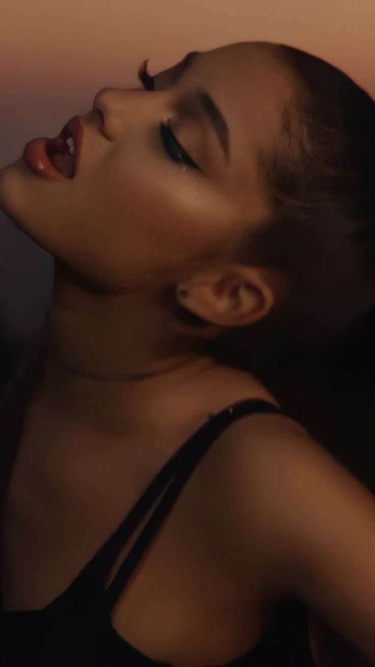 Ariana Grande waiting for your load π₯°π€ #PH6Z09Qe