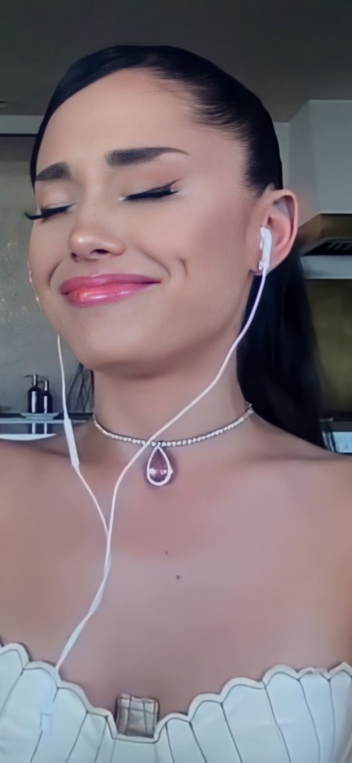 Ariana Grande waiting for your load π₯°π€ #faJotZBW