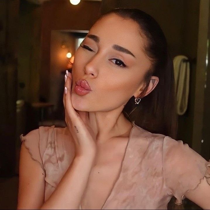 Ariana Grande waiting for your load π₯°π€ #lT1G46ed