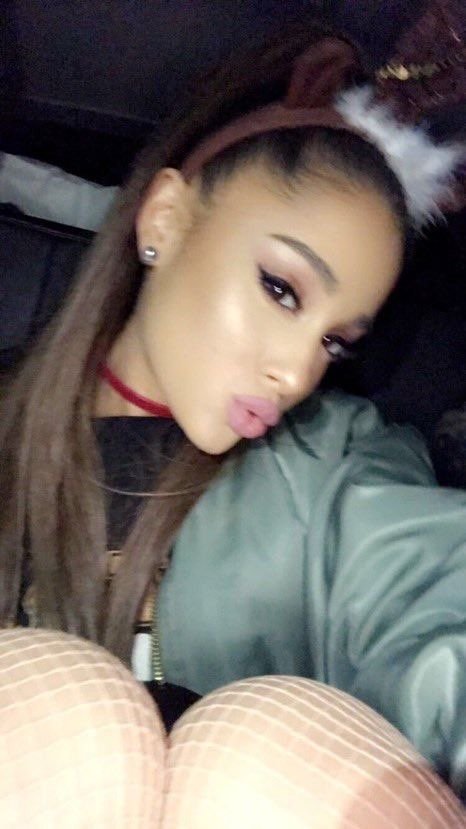 Ariana Grande waiting for your load π₯°π€ #xLHX1dnD