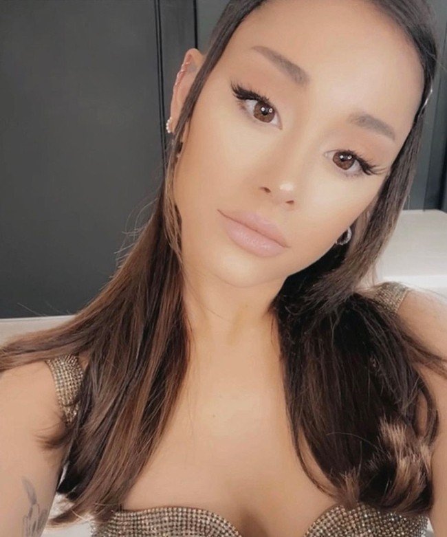Ariana Grande waiting for your load π₯°π€ #xSoQK7oY