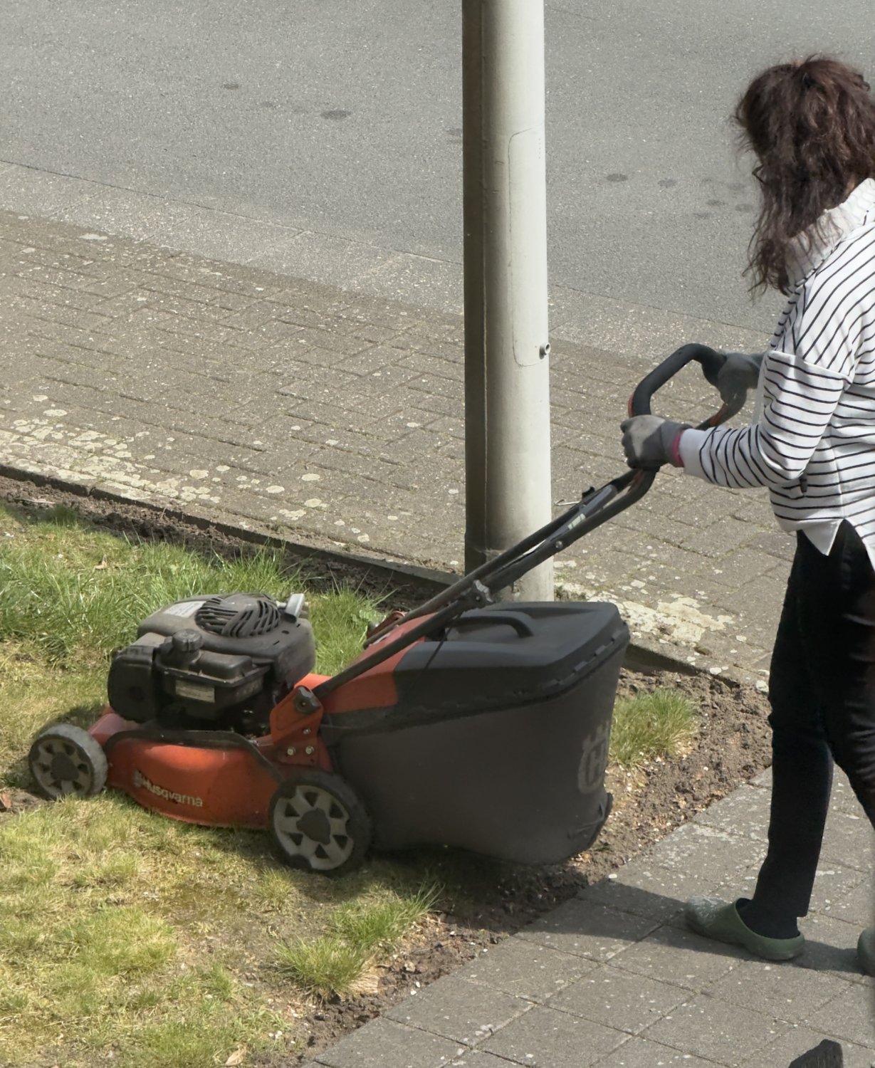 I spied on my hot milf mom while mowing the lawn #3RbhryBN