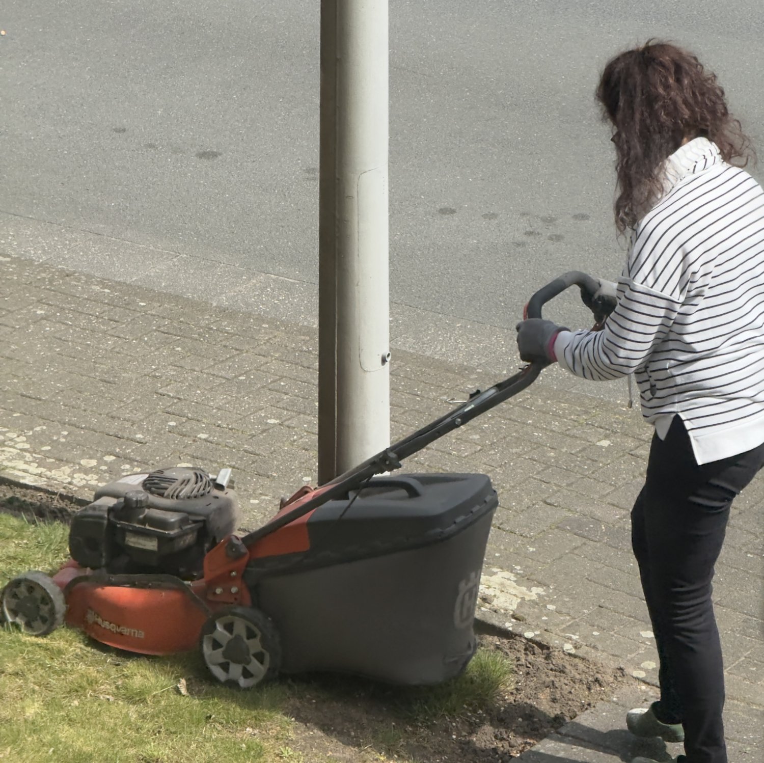 I spied on my hot milf mom while mowing the lawn #589kz6kR