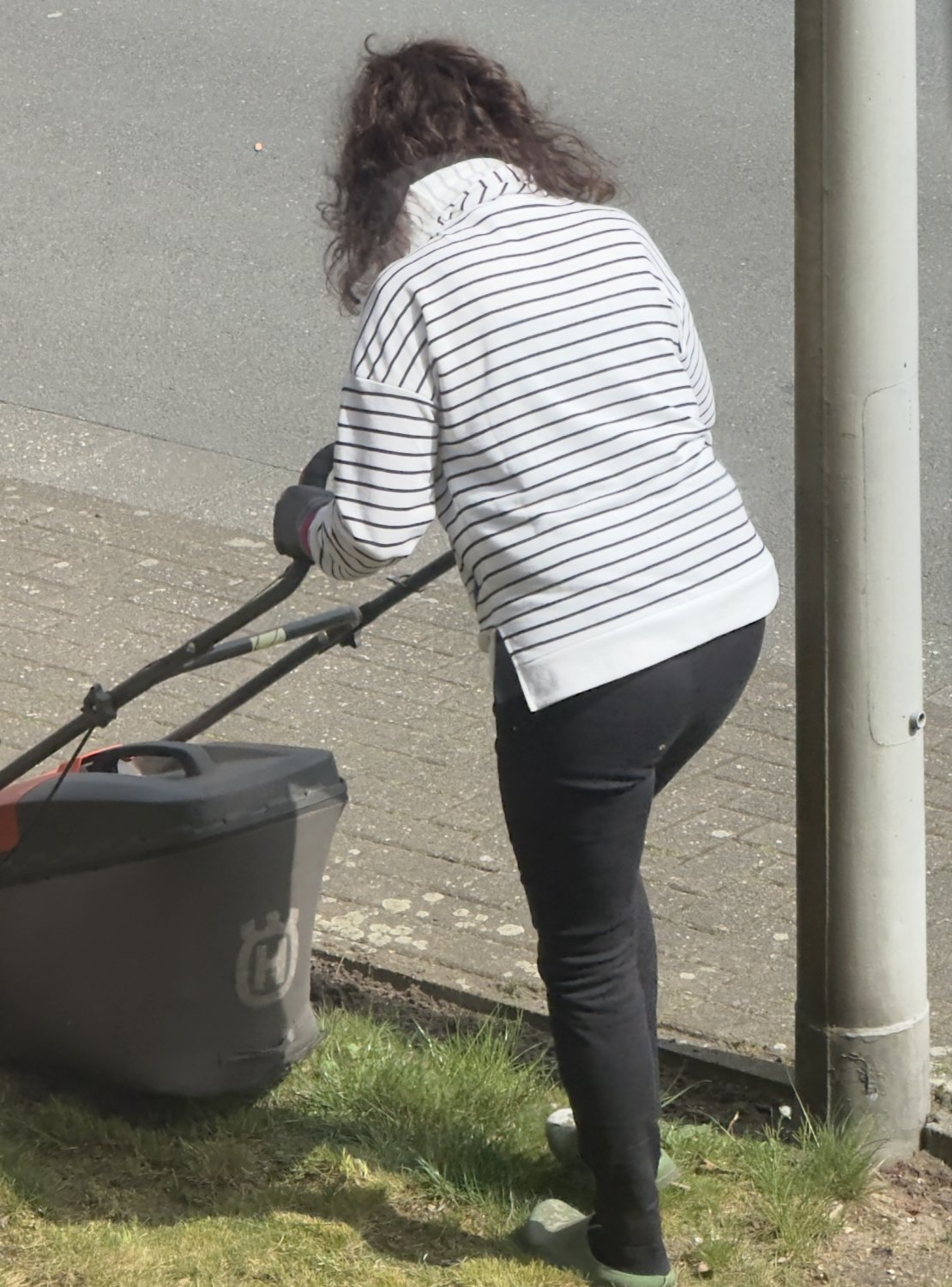 I spied on my hot milf mom while mowing the lawn #6OyJE30z