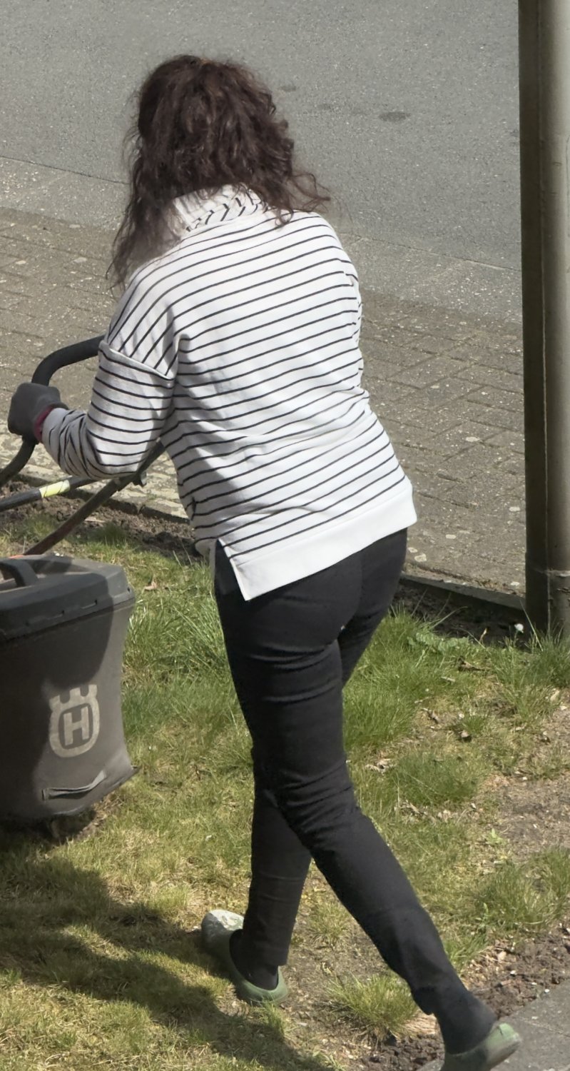 I spied on my hot milf mom while mowing the lawn #BarxpzP8