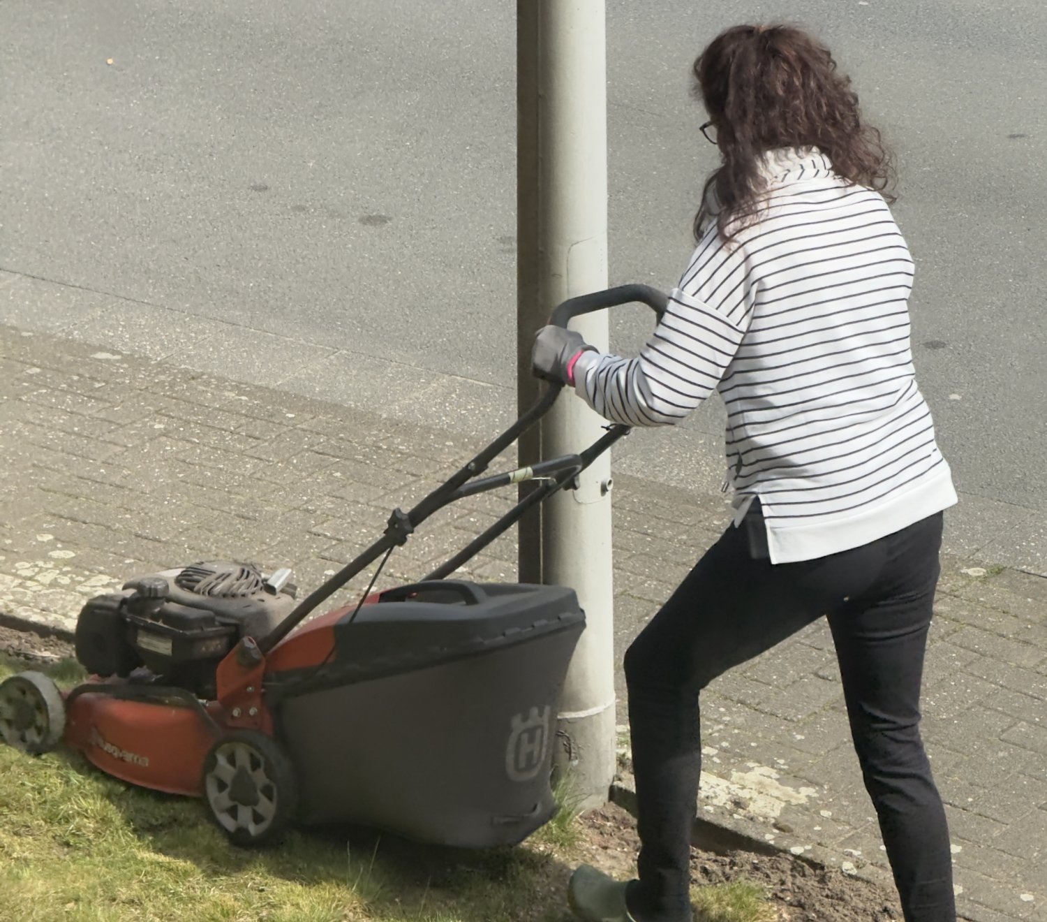 I spied on my hot milf mom while mowing the lawn #C64LyLzx
