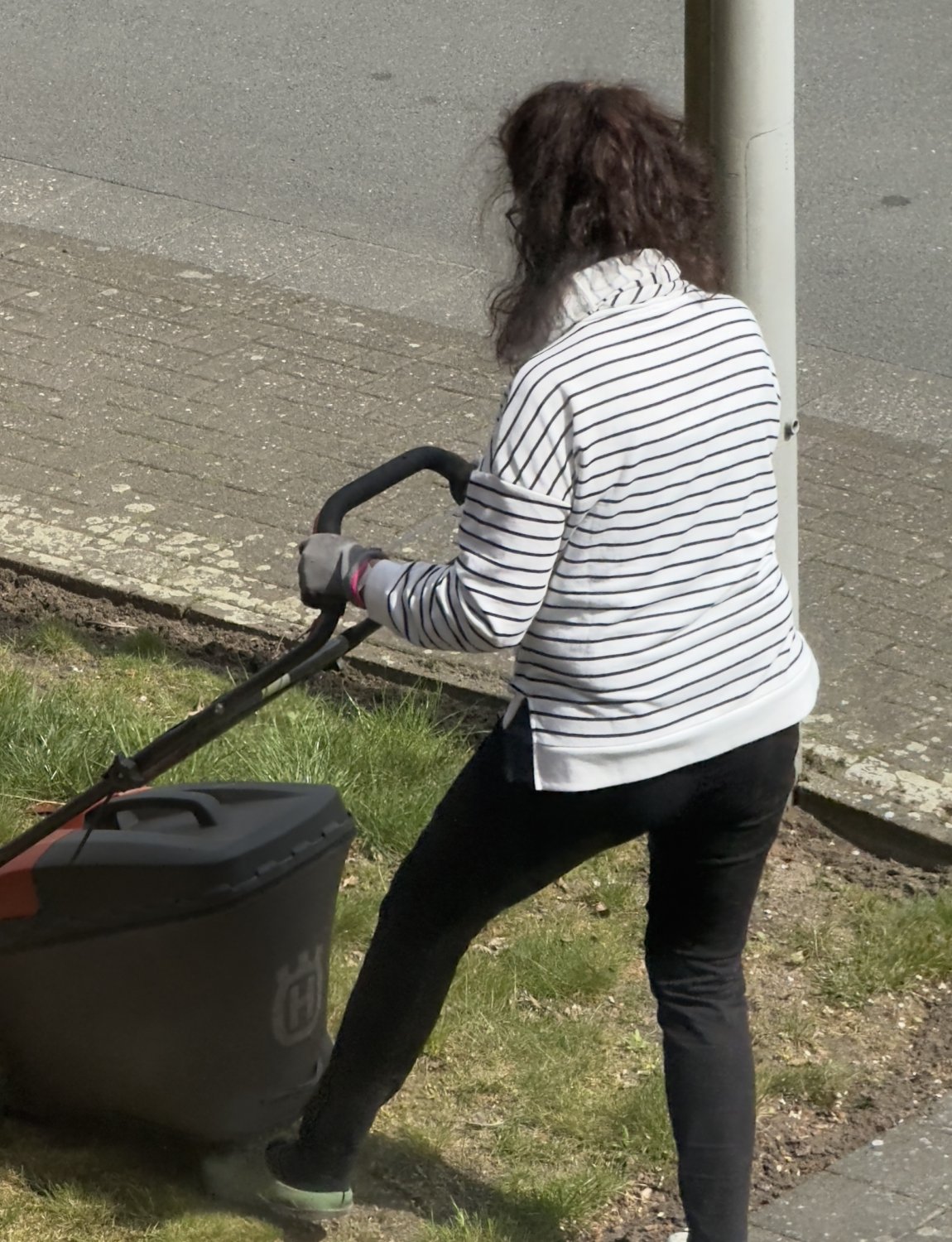 I spied on my hot milf mom while mowing the lawn #LL40TVuu