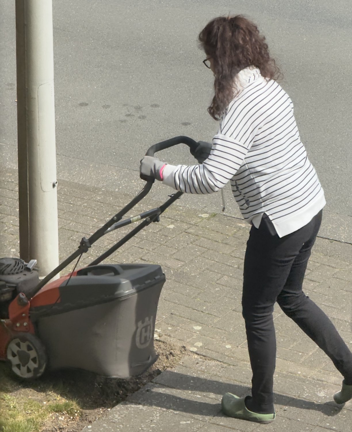 I spied on my hot milf mom while mowing the lawn #XXiv1BTo