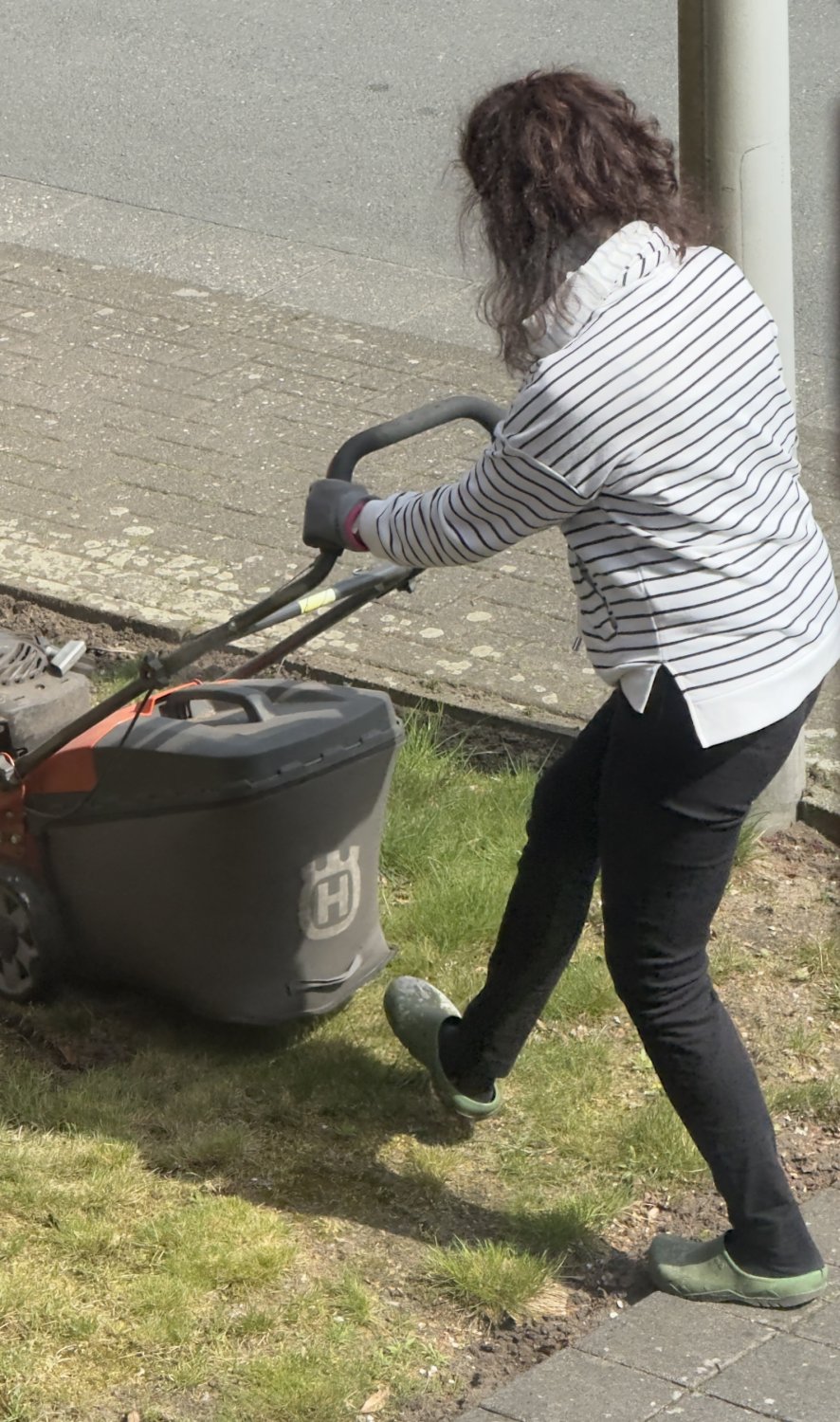 I spied on my hot milf mom while mowing the lawn #xU2sxFzV